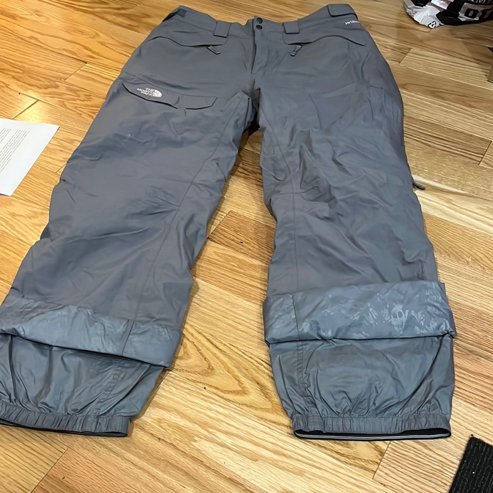 THE NORTH FACE men ski pants.  Grey